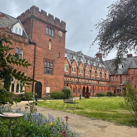 Victorian Convent Apartment Windsor Room photo